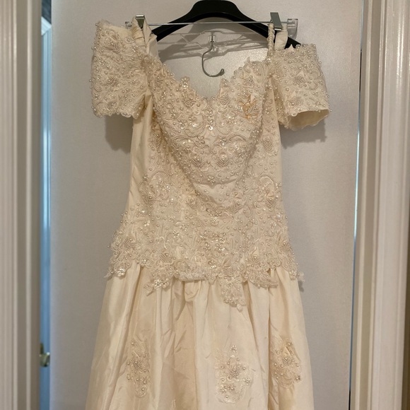 BONNY GORGEOUS SIZE 12 DETAILED WEDDING DRESS WITH GOLD BEADING ON THE FRONT - Picture 3 of 9
